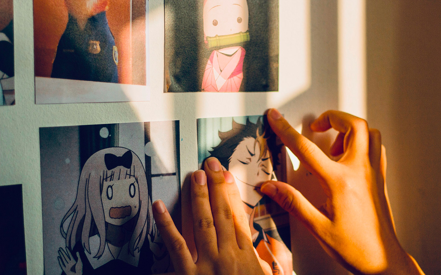 Photo d'affiches de manga au mur